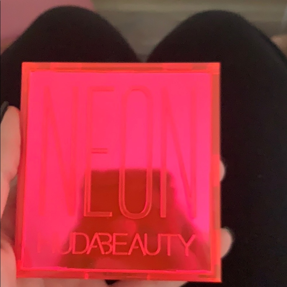 Huda Beauty Neon Pink Obsessions